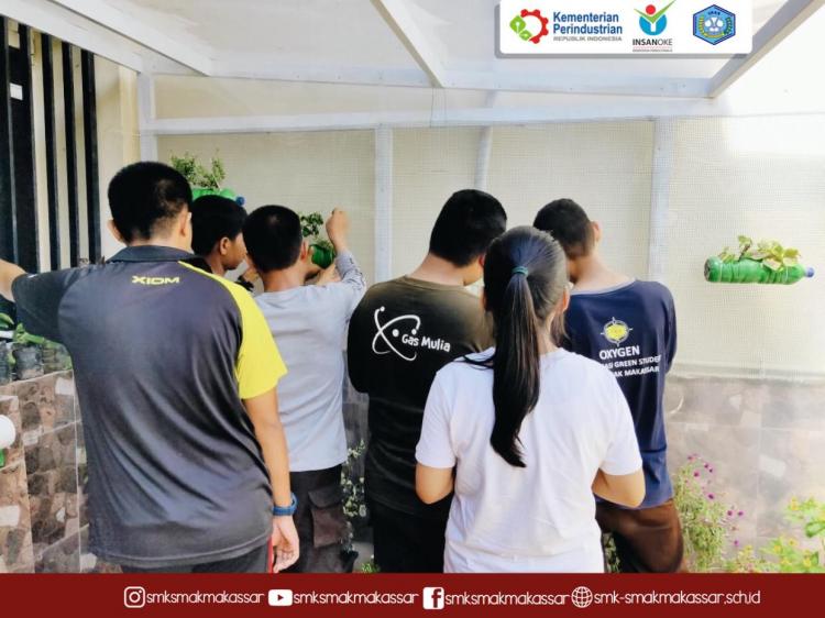 {SMK SMAK Makassar} 25 Januari 2020 : Kegiatan penataan Green House sekolah